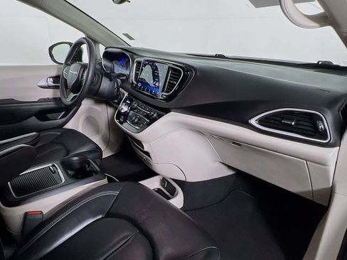 Used 2024 Chrysler Pacifica Touring-L FWD image 39