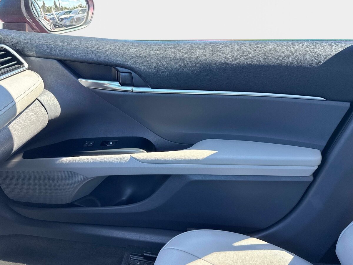 Used 2018 Toyota Camry SE w/ Moonroof Package FWD image 17