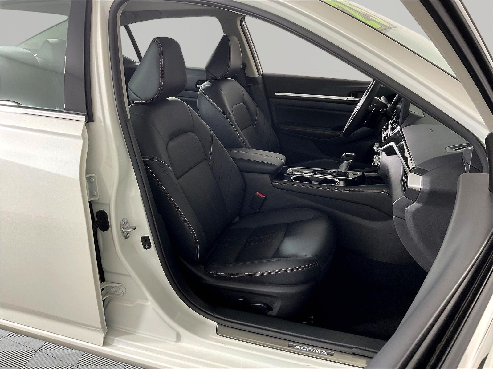 Used 2025 Nissan Altima 2.5 SR w/ SR Premium Package AWD/4WD image 29
