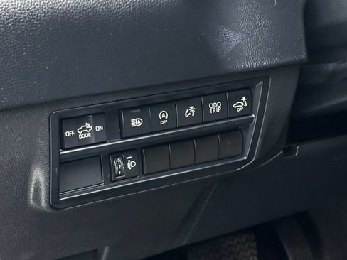 Used 2022 Toyota Tundra SR5 w/ SR5 Convenience Package AWD/4WD image 15