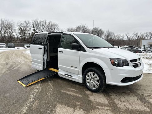 Used 2019 Dodge Grand Caravan SE w/ Power Convenience Group I image 2