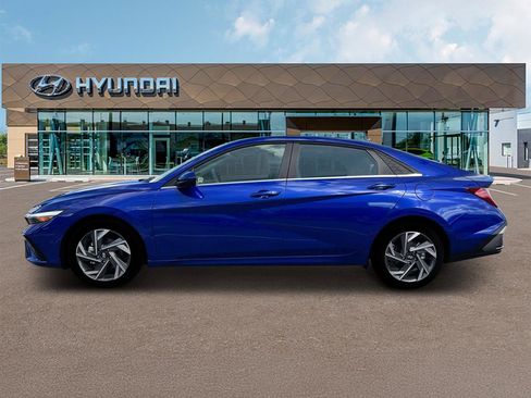 New 2025 Hyundai Elantra SEL image 3