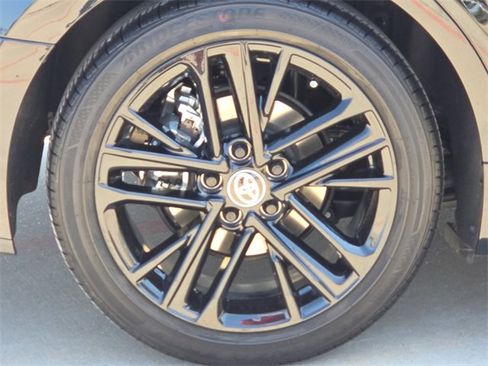 Used 2025 Toyota Camry SE image 9