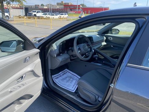 Used 2023 Hyundai Elantra SEL w/ Preferred Accessory Package image 10