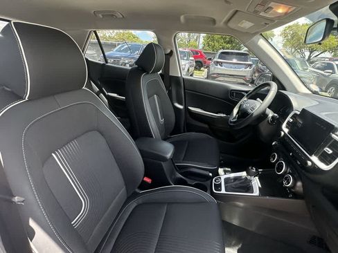 Used 2024 Hyundai Venue Limited FWD image 19