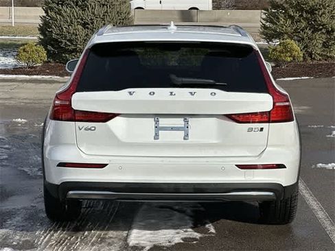Used 2025 Volvo V60 B5 Cross Country Plus image 4