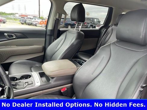 Used 2025 Kia Carnival FWD image 8