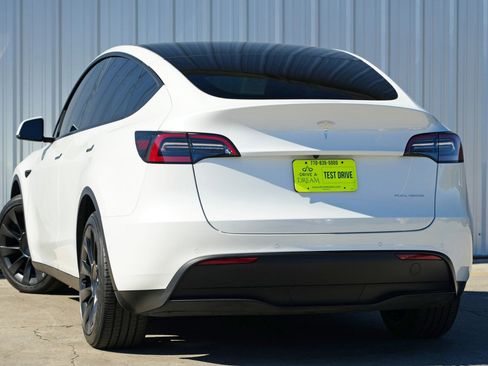 Used 2022 Tesla Model Y Long Range image 6