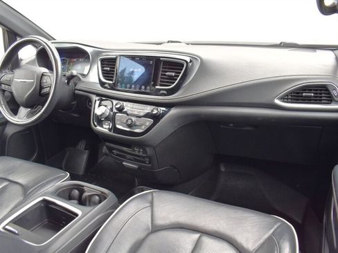 Used 2020 Chrysler Pacifica Limited w/ S Appearance Package FWD image 12