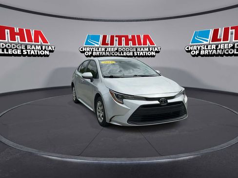 Used 2025 Toyota Corolla LE FWD image 2