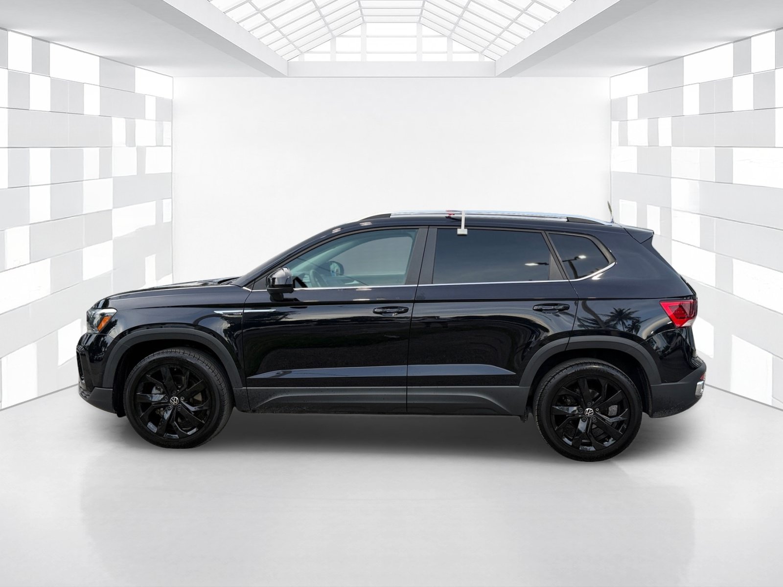 Used 2023 Volkswagen Taos SE w/ Panoramic Sunroof Package FWD image 4