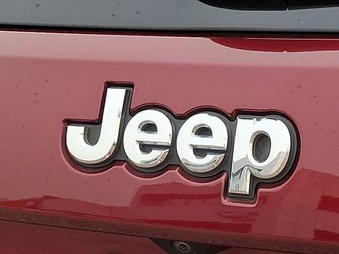 Used 2020 Jeep Grand Cherokee Laredo AWD/4WD image 29