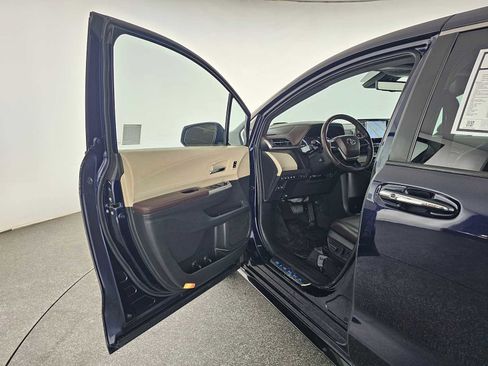 Used 2022 Toyota Sienna Platinum image 21