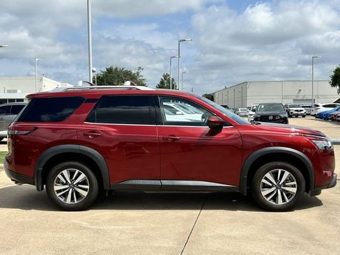 Used 2024 Nissan Pathfinder SL AWD/4WD image 3