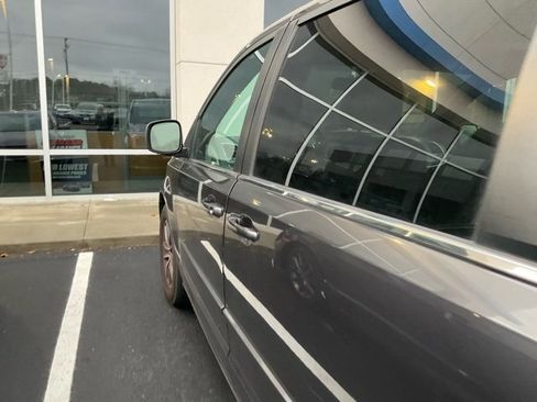 Used 2016 Dodge Grand Caravan SXT image 9