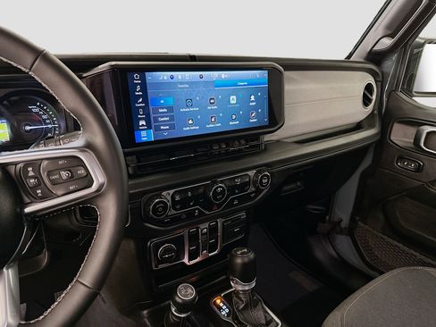 Used 2025 Jeep Wrangler Sahara image 25