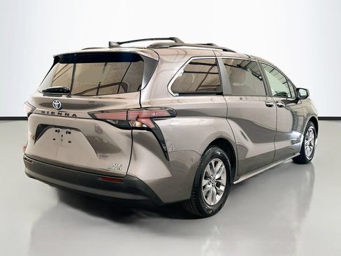 Used 2023 Toyota Sienna XLE FWD image 4
