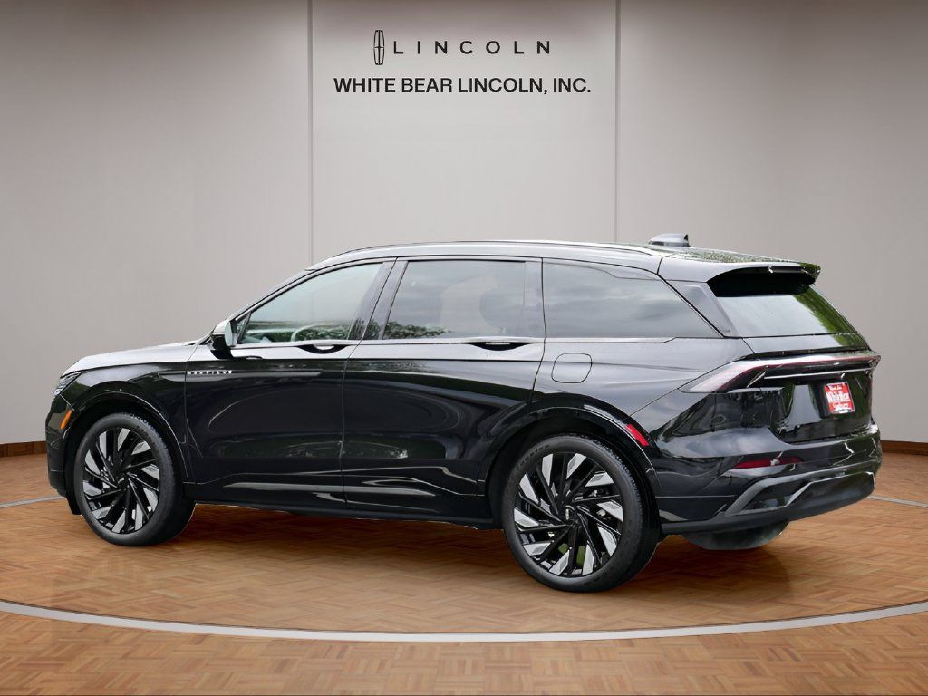 Used 2025 Lincoln Nautilus Reserve AWD/4WD image 7