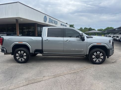 Used 2024 GMC Sierra 2500 Denali Ultimate AWD/4WD image 4
