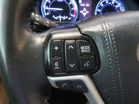 Used 2019 Toyota Highlander SE image 37