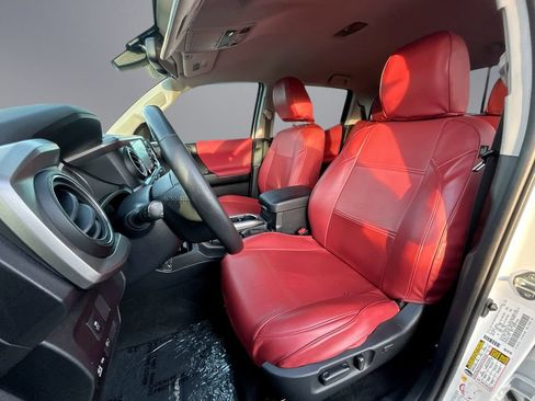 Used 2020 Toyota Tacoma SR5 RWD image 30