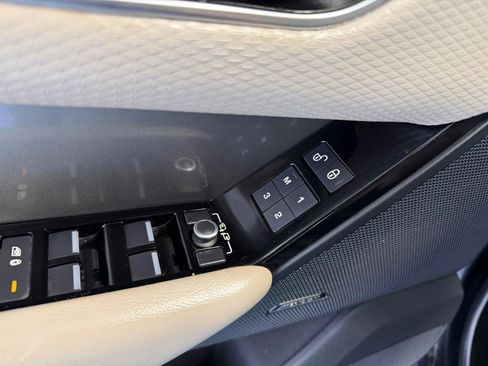 Used 2020 Land Rover Range Rover Velar S image 13