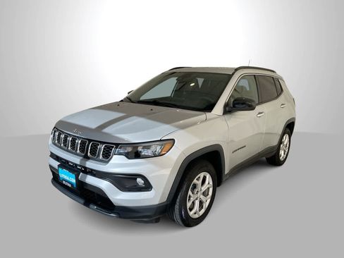 Used 2024 Jeep Compass Latitude AWD/4WD image 1