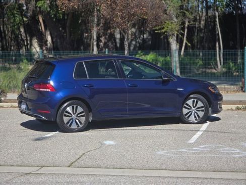 Used 2017 Volkswagen e-Golf SEL Premium image 5