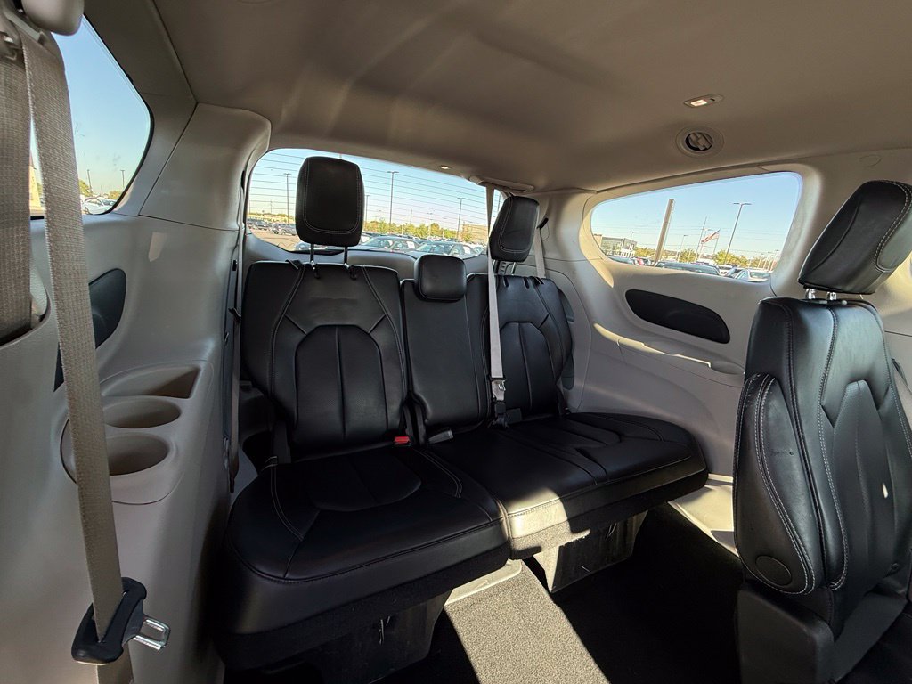 Used 2023 Chrysler Pacifica Touring-L FWD image 28