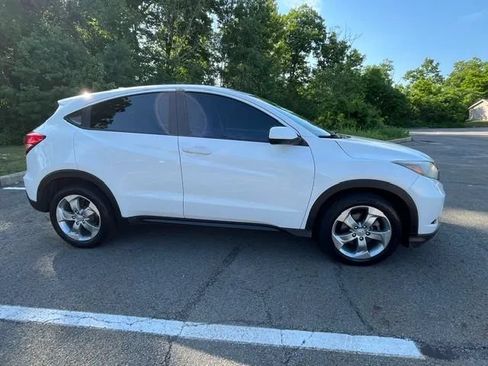 Used 2017 Honda HR-V LX image 8