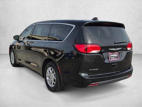 Used 2025 Chrysler Voyager LX FWD image 8