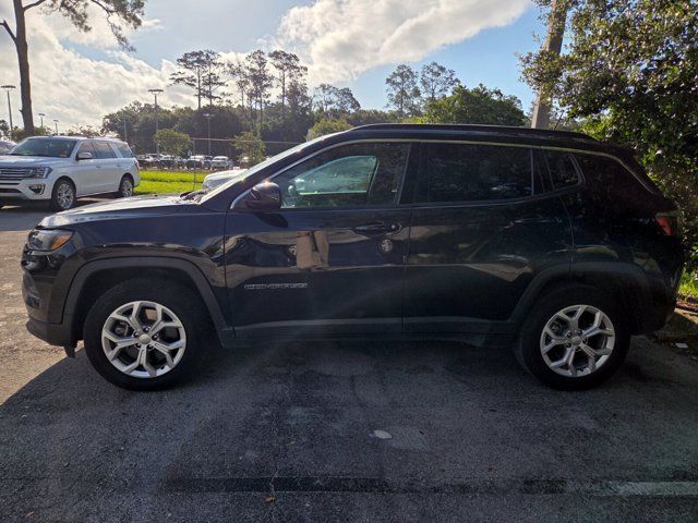 Used 2024 Jeep Compass Latitude AWD/4WD image 4