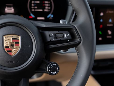 Certified 2025 Porsche Cayenne Coupe image 23