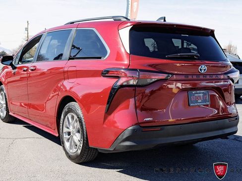Used 2022 Toyota Sienna XLE image 18