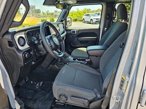 Used 2024 Jeep Wrangler Unlimited AWD/4WD image 16