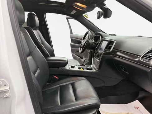 Used 2018 Jeep Grand Cherokee Limited image 26