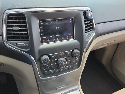 Used 2021 Jeep Grand Cherokee Laredo RWD image 25