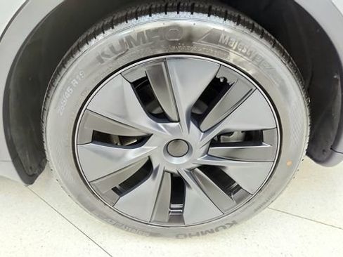 Used 2025 Tesla Model Y Long Range RWD image 74