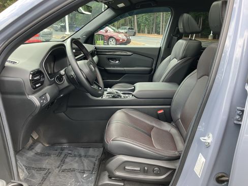 Certified 2025 Honda Pilot Black Edition image 16