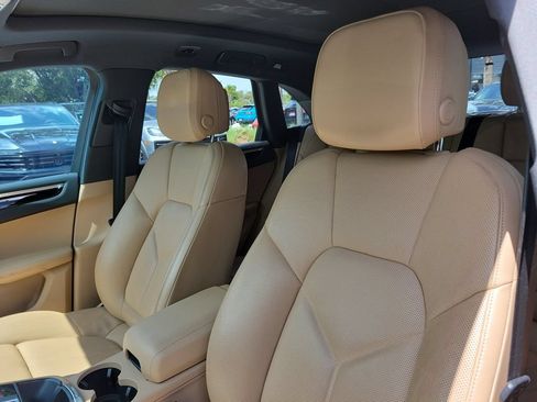 Certified 2023 Porsche Macan AWD/4WD image 5