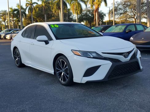 Used 2020 Toyota Camry SE image 3