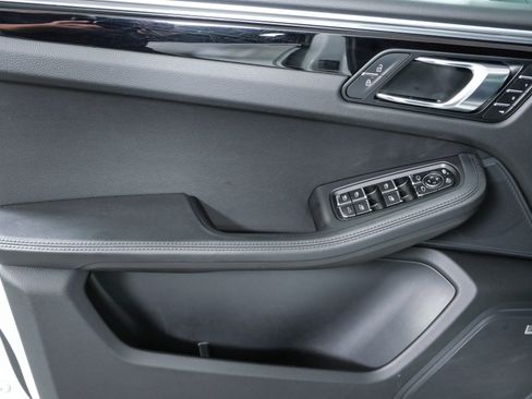 Certified 2021 Porsche Macan S AWD/4WD image 6