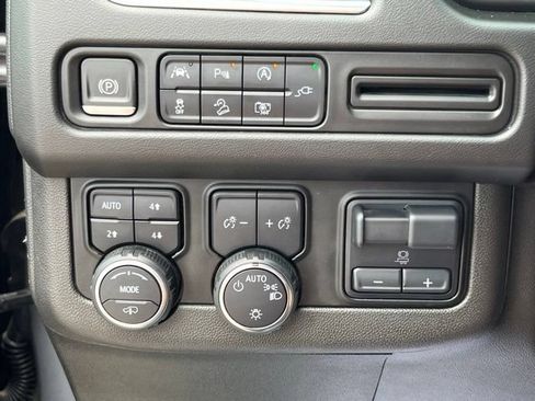 Used 2022 Chevrolet Suburban Z71 w/ Z71 Off-Road Package AWD/4WD image 35