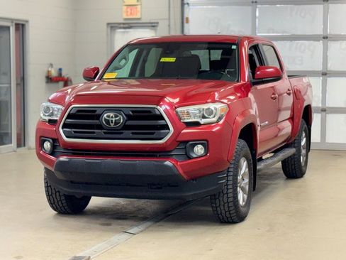 Used 2018 Toyota Tacoma SR5 w/ Four Season Floor Mat Package AWD/4WD image 3