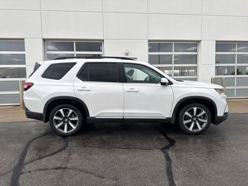 Used 2024 Honda Pilot Touring image 3