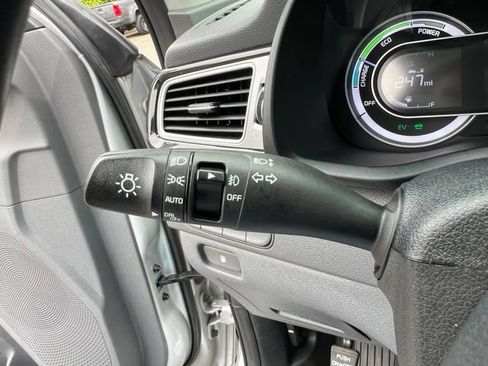 Used 2018 Kia Niro EX FWD image 19