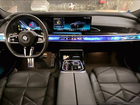 Used 2023 BMW 740i w/ Parking Assistance Package image 17