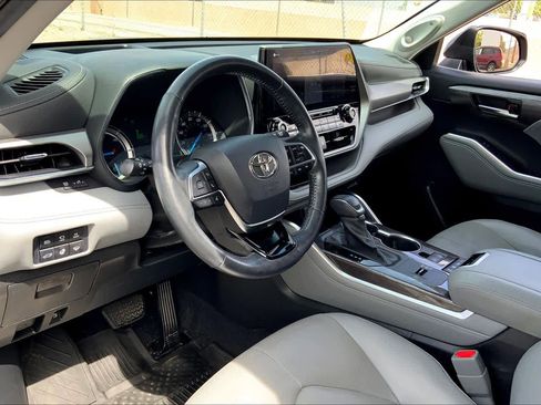 Used 2021 Toyota Highlander Platinum image 15