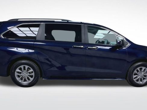 Used 2024 Toyota Sienna XLE w/ XLE Plus Package AWD/4WD image 10