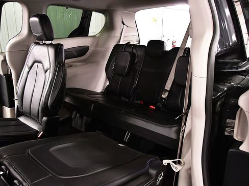 Used 2020 Chrysler Voyager Lxi FWD image 27
